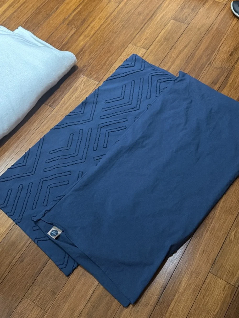 Bundle Queen White Blanket + 2 Pillow Cases navy blue